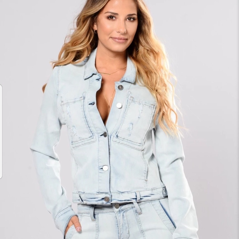 Fashion Nova light wash denim jacket - Picture 3 of 5